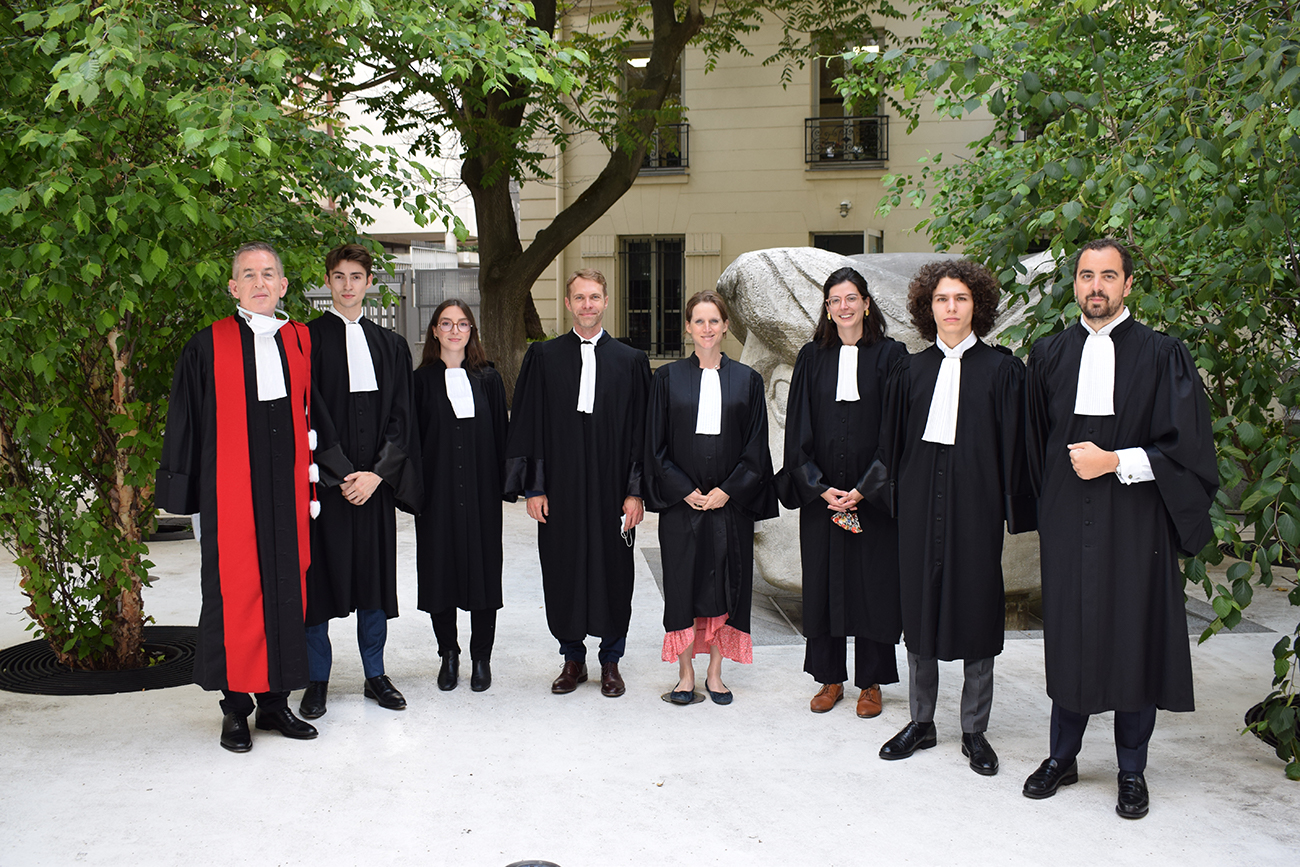 Professeur et étudiants de l'École de droit en robe