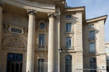 Façade de l'entrée de l'université Paris 2 Panthéon-Assas en gros plan