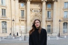 emilie magaud, étudiante et sportive de haut niveau, devant l'université Paris 2 Panthéon-Assas