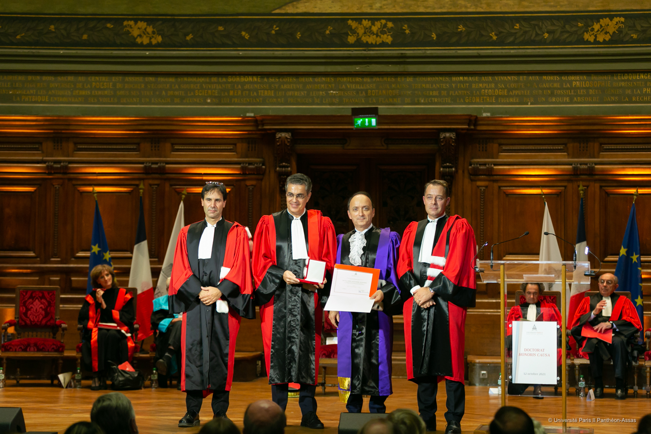 Doctorat honoris causa 2021 - Linos-Alexandre SICILIANOS reçoit sa médaille