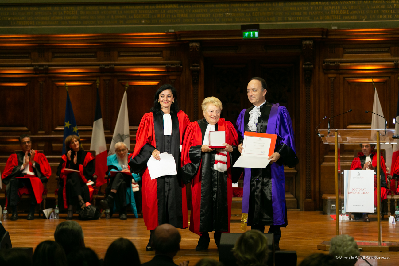 Doctorat honoris causa 2021 - Letizia VACCA reçoit sa médaille