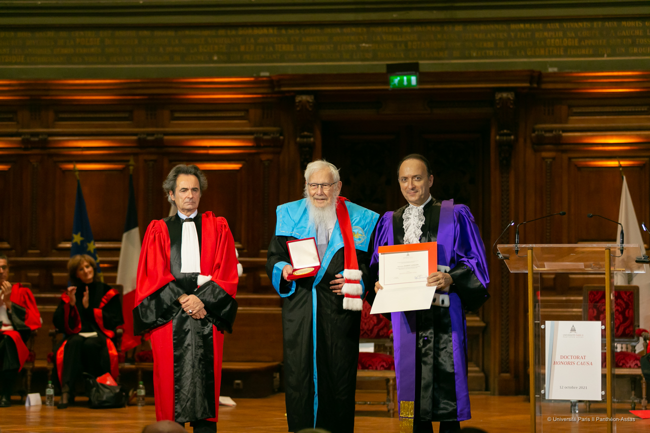 Doctorat honoris causa 2021 - Robert AUMANN reçoit sa médaille