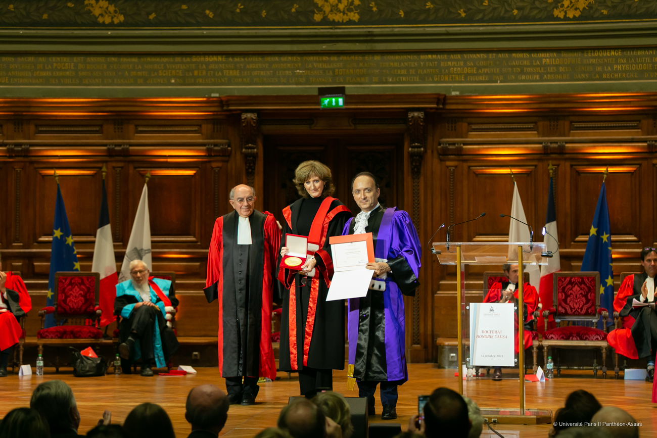 Doctorat honoris causa 2021 - Michèle GRÉGOIRE reçoit sa médaille